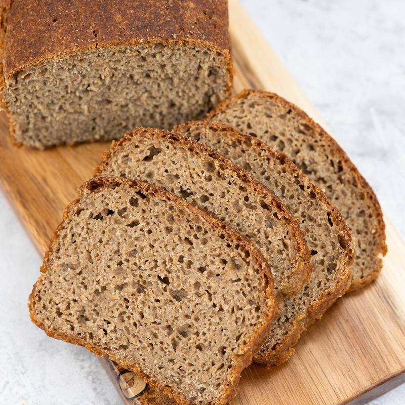 Ile kalorii dostarcza chleb żytni na zakwasie? Odkryj prawdę!