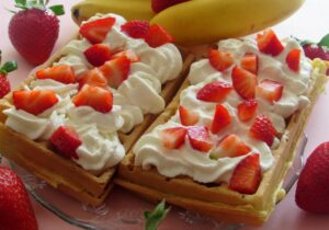 Ile kalorii ma gofr z bitą śmietaną? Odkryj kaloryczną tajemnicę tego przysmaku!