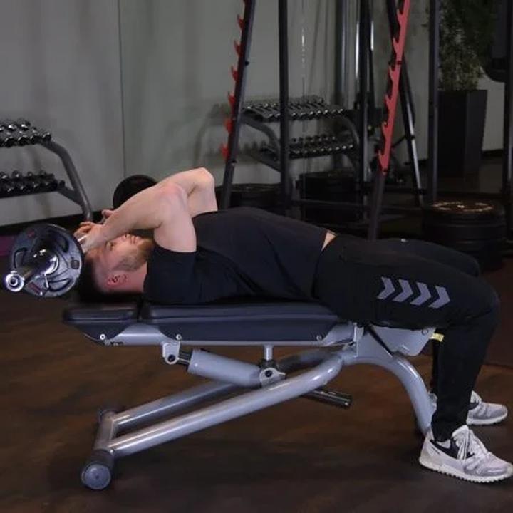 Jak osiągnąć 200 kg w wyciskaniu na klatkę z owcą WK?