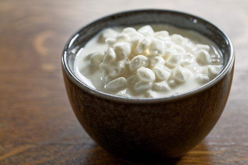 Jakie wartości odżywcze kryje w sobie serek wiejski? Ile ma kalorii?