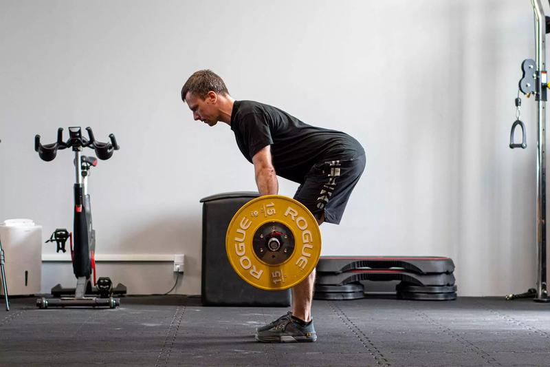 Wiosłowanie sztangą: nachwyt czy podchwyt – co wybrać dla lepszych wyników?