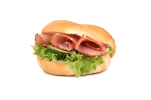 Ile kcal ma kanapka z szynką? Odkryj prawdę o kaloriach w ulubionych przekąskach!