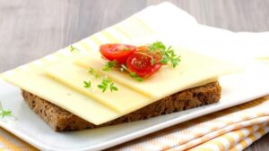 Jakie mają kalorie kanapki z serem? Sprawdź, ile energii dostarczą Ci te pyszności!